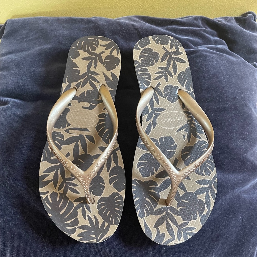 Havaianas women platform wedge flip flops, USA size 7 ( 37 )